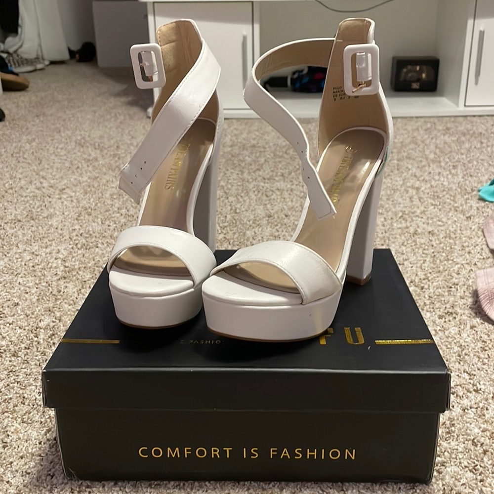 Dream Pairs size 5 white 4.5 in heels
